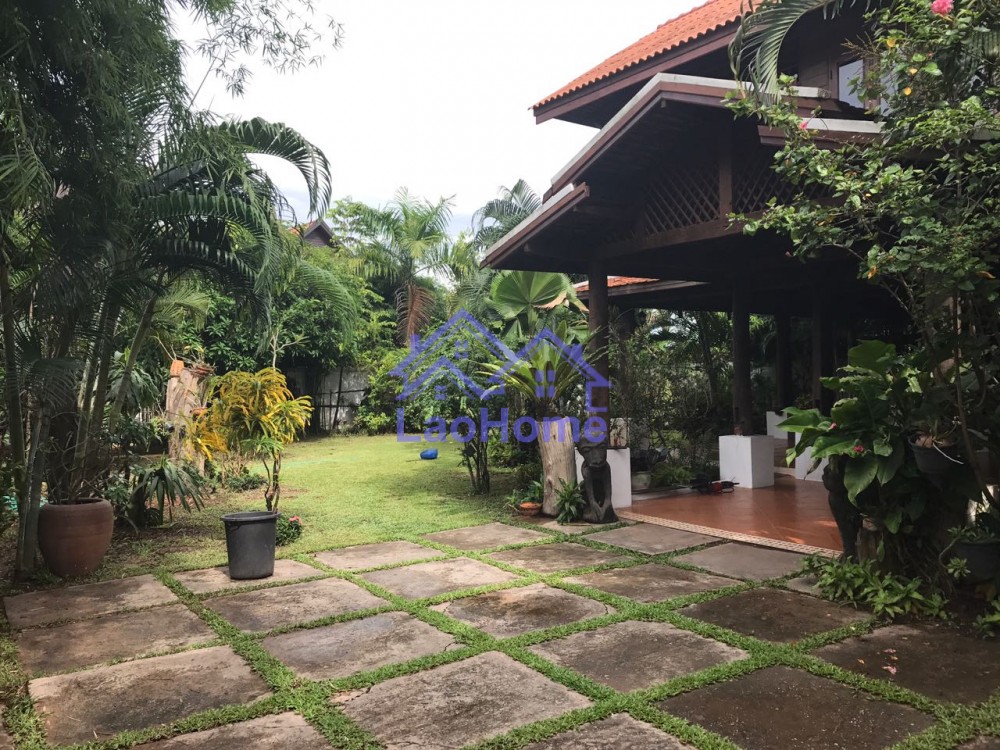 ID: 867 - Older lao style wooden house