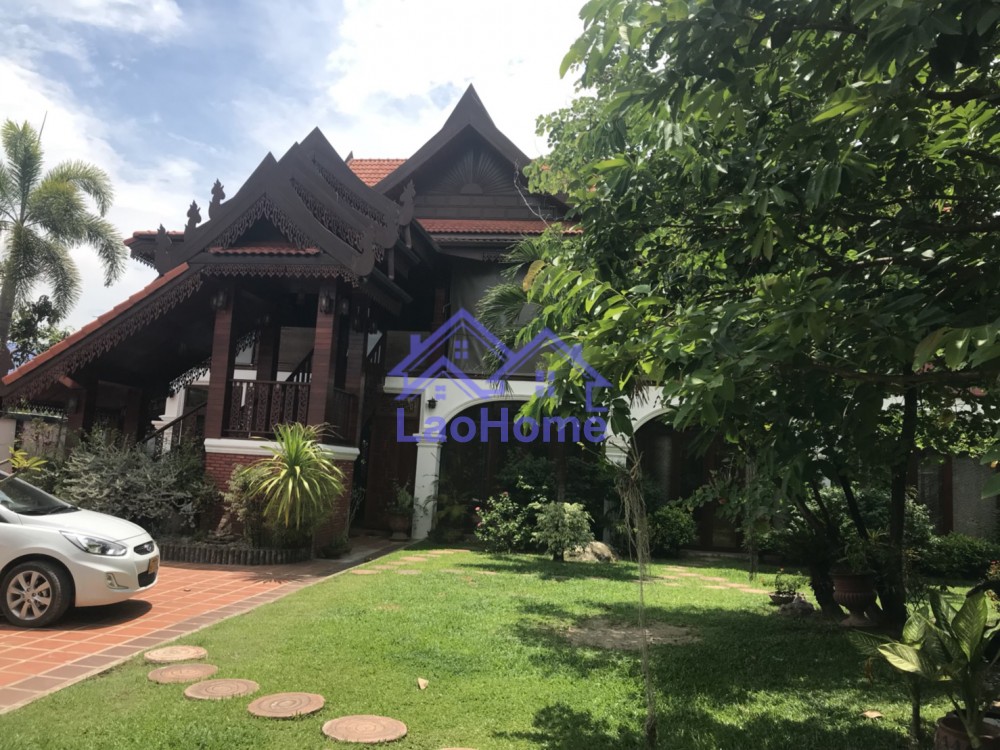 Big lao style house for rent with larg garden